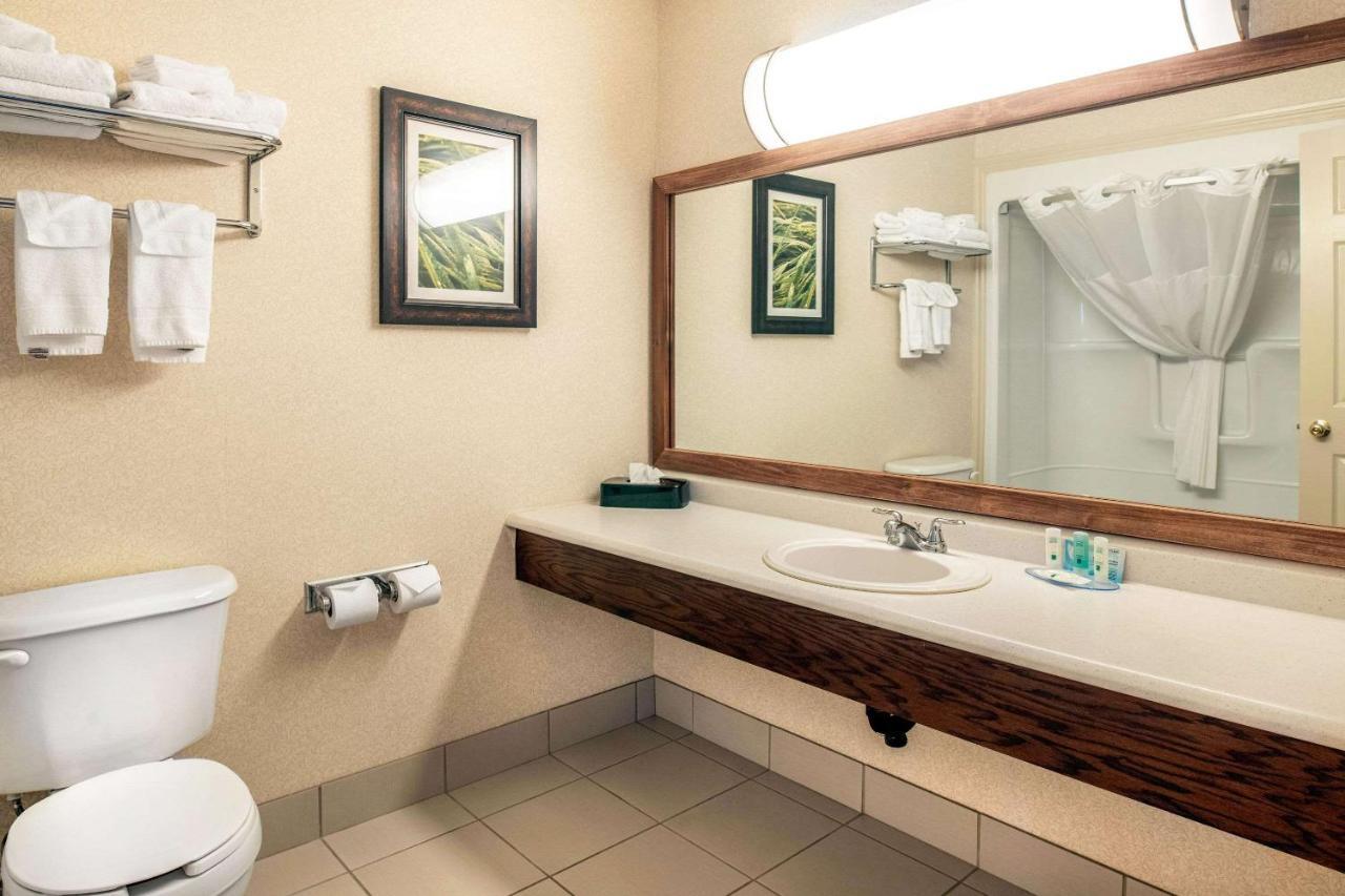 Quality Inn & Suites Cornwall Exterior foto