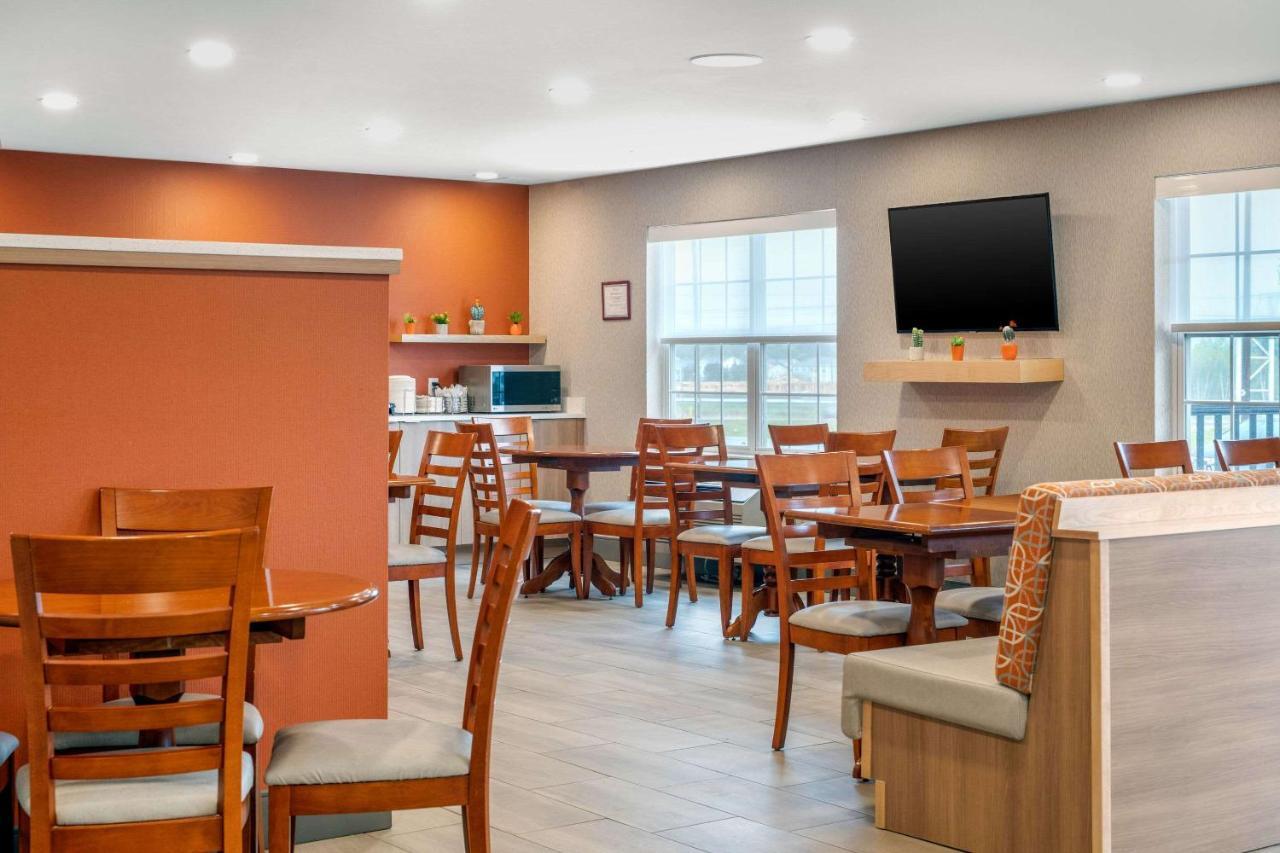 Quality Inn & Suites Cornwall Exterior foto